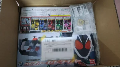 这么多年了终于等到了假面骑士fourze腰带的再版，也是碰上了骏河屋折扣优惠的好时候所以就拿下了，海贼5人连者钥匙是为了搭配ME手机而买的