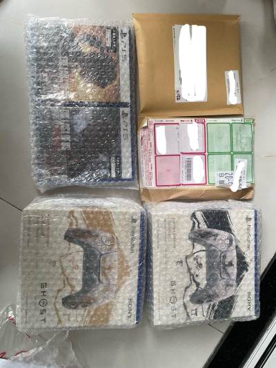 本次购买2个手柄，4张游戏，全部是稀有全新，由于有内置电池，用的ems，内部强化包装，收到后无破损，无脱盘，快递时间也很快，一次愉快的购物体验