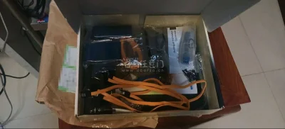 箱说状态完美大部分配件包均未开封使用还附送了一大堆额外的sata线，美中不足就是插槽引脚有维修痕迹推测是断了三根针修补过能正常使用，小小的翻车了