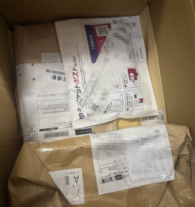 包裹没有破损，物品没有错漏，淘到了绝版眼影刷，很满意。可追踪小航空速度很快，一周就到了，如果合单更快点就更好了。