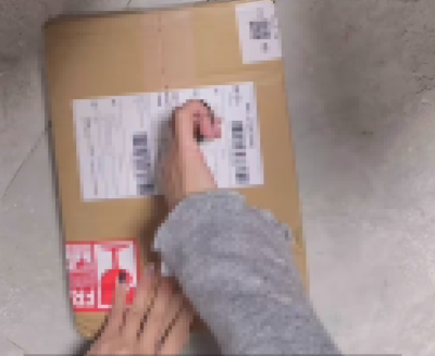 杯垫收到啦，质感不错，大小刚好，放杯子稳当不打滑，颜值也在线，性价比很高，日常用完全够用，满意～ 纸箱质量很好还可以用来二次利用出物做垫板当打包材料


