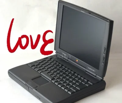 包裹捧在手里，那份扎实与稳妥，先于视觉抵达掌心。「挖煤姬」的打包，严谨得如同为精密仪器准备防震箱。拆开层层保护，那抹熟悉的深灰便静静呈现——是的，它来了，PowerBook 1400c。
时光在它身上留下了确切的刻度：铰链边缘有一道细小的裂痕，像树干自然的年轮。但当...包裹捧在手里，那份扎实与稳妥，先于视觉抵达掌心。「挖煤姬」的打包，严谨得如同为精密仪器准备防震箱。拆开层层保护，那抹熟悉的深灰便静静呈现——是的，它来了，Pb1400c。
时光在它身上留下了确切的刻度：铰链边缘有一道细小的裂痕，像树干自然