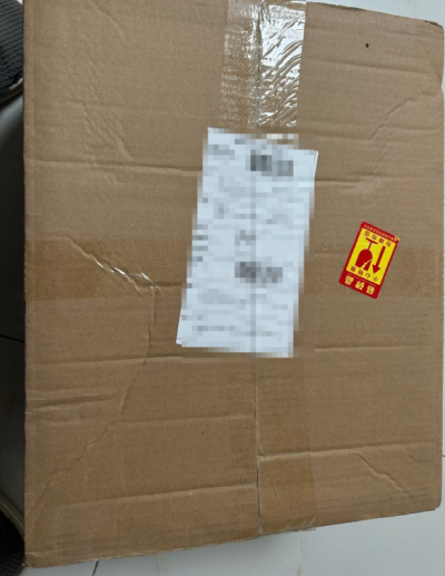 这次拍了一套限定版，带挂画，亚克力板，包装非常好，用的竹蜻蜓，没有收税，收到后包装完好，非常好的一次体验




