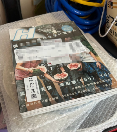 其实这次一共切了五个商品 挑了我更喜欢的三条放进去了！
这四本杂志set真的完美…每一本都状态很好 卖家打包的方方正正严丝合缝的 挖煤姬的打包也很安全 用了很多泡沫纸包着 一个角都没撞到！真的太好了
还有垫板这种薄薄软软的东西也是没有弯曲变形
这次拿到手连最外面的箱...其实这次一共切了五个商品 挑了我更喜欢的三条放进去了！ 这四本杂志set真的完美…每一本都状态很好 卖家打包的方方正正严丝合缝的 挖煤姬的打包也很安全 用了很多泡沫纸包着 一个角都没撞到！真的太好了 还有垫板这种薄薄软软的东西也是没有弯曲