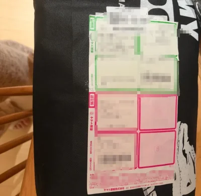 最近非常喜欢灰色系和波点系，淘到了一件Margaret Howell的25ss波点裙！非常好看～还有经典的威尔士格纹西装～


