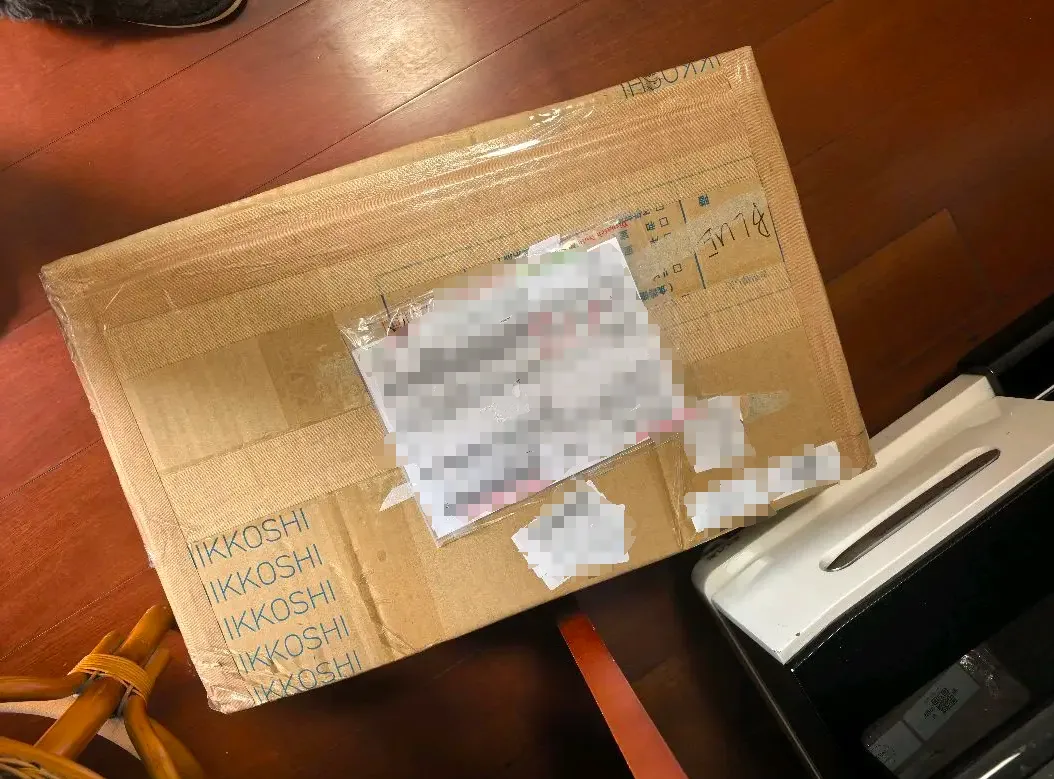 这个大路飞又大又重，蓝色也有不同的潮流风格，当然彩色的那款是最棒的。这款性价比很高，是所有路飞手办里我最喜欢的一款，同时挖煤姬也给了我买到它的机会，以后我还会继续支持，谢谢。




