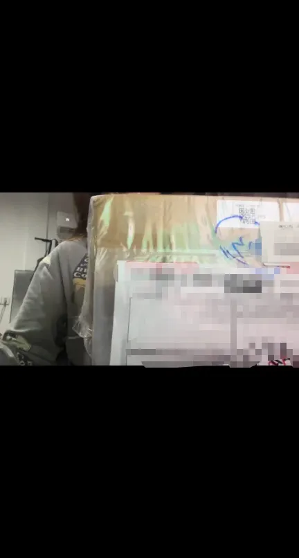 第一次淘害怕被税，结果完美通过，而且快递也很快，epl空运，我看商品是有写有些污渍的和没有确认能不能用，结果到手一看超级新，而且我放好电池就能用了，超级幸运的，我会继续使用的，然后我没有要包装什么的，其实也包的非常好的，里面泡沫一层一层非常多

  