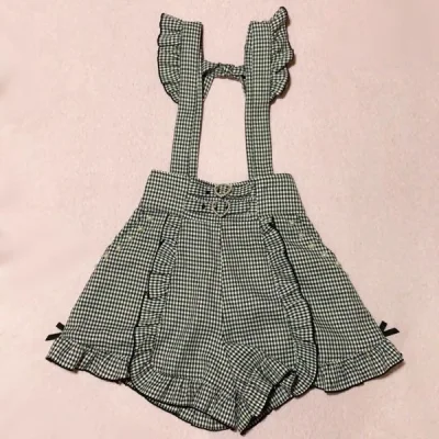 购入的依旧是衣服，选用的是ems 路线，从出库到包裹签收花了一周时间，时效上还是比较快速的，而且也没被税。箱里的防震包装依旧给力，物品到手均无磕碰挤压等瑕疵，非常满意的一次购物哦。 