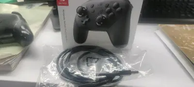 准备塞尔达王国之泪了，买个二手switch pro 手柄。虽然国内也能买，最后犹豫了很久，日本淘个二手算了。一直在赌，翻车的次数还不多。今天拿到试了试感觉还不错，三百块。