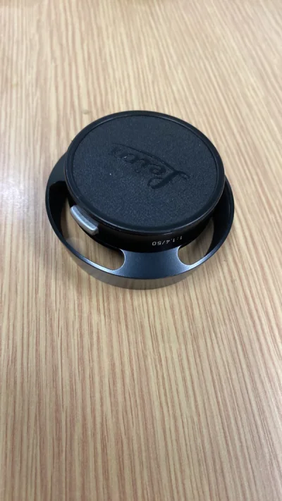 徕卡e43用遮光罩带前盖，成色还不错。尼康F3对焦屏，带包装有轻微痕迹。富士pro400过期卷。尼康45p，价格实惠。