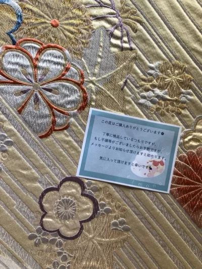 这次淘的是面向正式场合的袋带，可爱的设计实在是让我心动不已～～～商家还给了一张小卡片，卡片的设计也是可可爱爱的嘿嘿嘿！总之就是特别喜欢啦