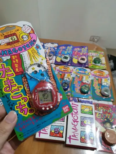 第十一单平安到达，购买的是15台宠物游戏机，大部分的机子还是以拓麻歌子为主，机子成色相当不错，其中有一台机子外形像蓝宝石一样漂亮，相当喜欢。包裹的包装很不错，这点我是很相信挖煤姬的，不知不觉已经是第十一单了。这次的重量是1345g，走的是海运，从下单到收货经历了一个...