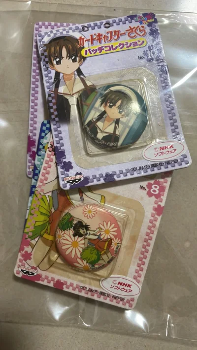 魔卡这套中古吧唧很特别，每个吧唧背卡跟吧唧图案都是一样的，这样的吧唧也不用拆，直接挂起来展示即可，就是太小了，大概比一块钱硬币还要小一点，但是很可爱，感觉像小卖部买的那种抽奖玩具，一整套有10个，相当具有年代感，很喜欢这种