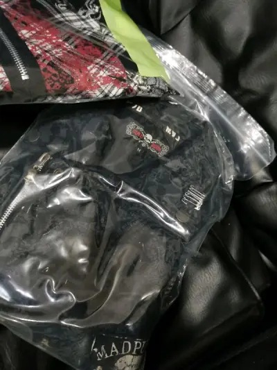 买到了特别特别可爱的gloomy零钱包 以及很喜欢的朋克外套和格子下裙 速度很快购物体验非常的好  