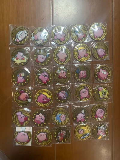 超便宜拿下全套卡比30周年金币的快乐谁懂啊啊啊啊啊！香港快闪店去的时候都没货了，回来转战挖煤姬真是机智如我～シロ的比例跟之前买的しんちゃん刚刚好配对～下一单继续