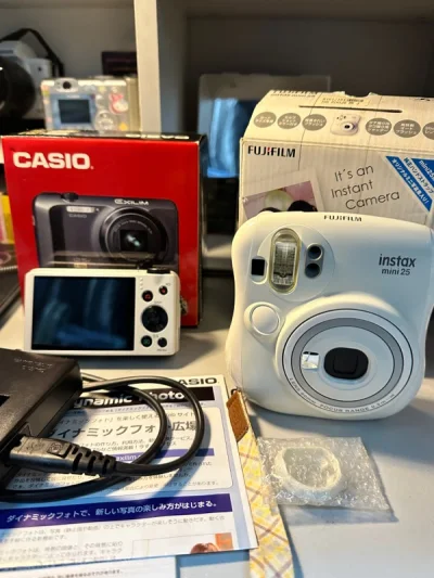 这次选的ems 到达国内非常迅速 拿到心心念念的相机后超级开心 小樱花的拍立得里还有十张相机 瞬间觉得赚啦哈哈 反正就是一如既往的支持挖煤姬qvq