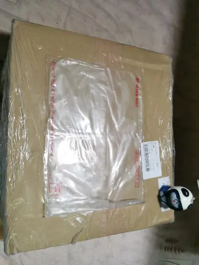 这次购买的物品比较重，是易碎物品，收到的时候没有损坏，不过好像过海关的时候被拆开了，箱子有打开的痕迹。非常满意的一次购物。