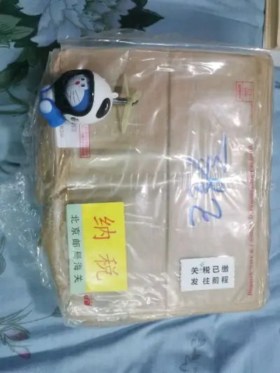 这次的海淘又到了。但是这好像在国内的时候被水泡了。包装都坏成这样了。而且还被收税了。不过里面的物品没有损坏，保护的挺好的，比较满意的一次购物。还会继续在挖煤姬下单的。