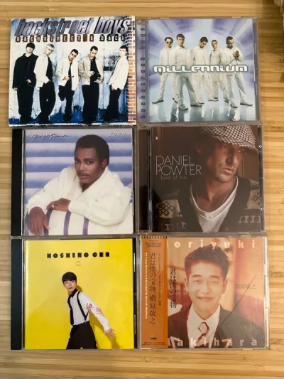 快递物流很快，包装也很厚实，物品没有损坏（图片右下角那个是本来壳子就破了，所以买得很便宜哈哈），日本人寄cd都用的是文件袋，拆起来挺有仪式感，所有cd和店家描述一致，小册子和卡片也都有，有些甚至感觉是全新的。有问题给客户留言也会认真解答。