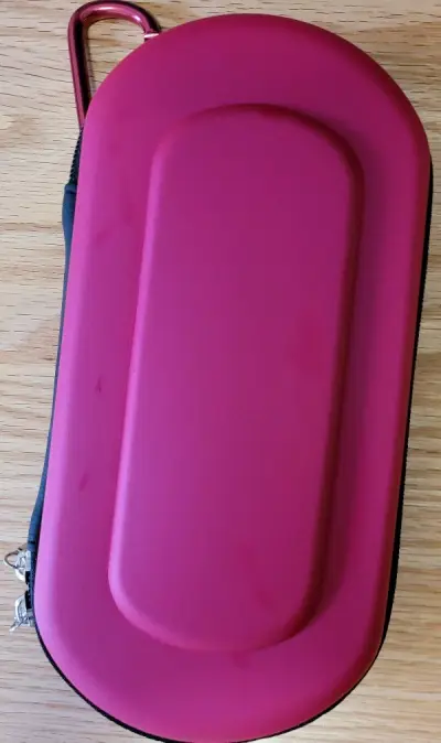 CYBER正品包包，红色款超赞，找了很久才发现。现在vita的专用包包很少见到了呢。品质很好，基本没有新包包的皮革味道。做工很精心。客服细心周到，购物体验超棒...ing