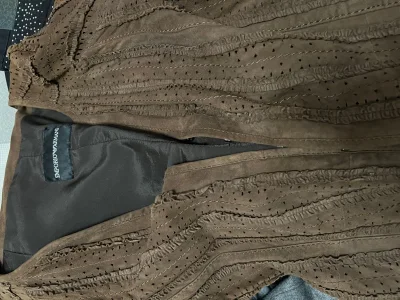 由于这次买的是比较应季的几件衣服，所以坚定的选择了EMS！想当初第一单也是用的EMS呢，真的超级快啊，两天就到国内了。
眼熟我的姐妹可能发现我又买包了哈哈哈哈哈。没错，刷到好看的就想买，完全忍不住啊姐妹们。 第一件是个翻毛皮的外套，超级fashion，我得赶紧趁东北...