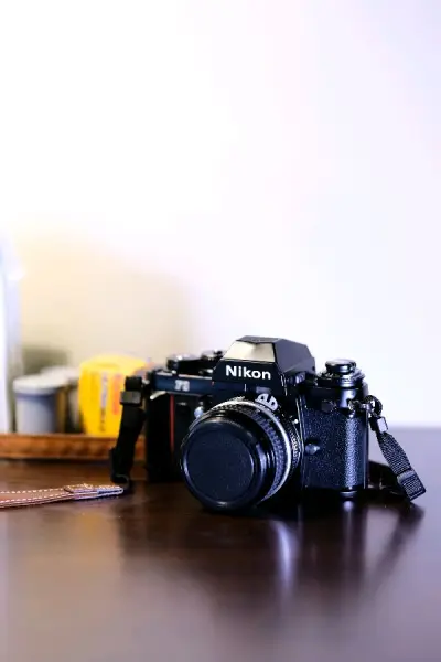 看到很多网友海淘相机踩到了雷，当时还很担心我会不会踩雷，因为我是1000多淘的相机怕相机会有什么问题，现在测完机了，相机质量非常好，外观干净完美，测光也很准确。
唯一的缺点就是快递很暴力(有可能是被海关开箱了，反正最后没给我封好箱子)最后到手相机的塑料盖子碎了，当时...