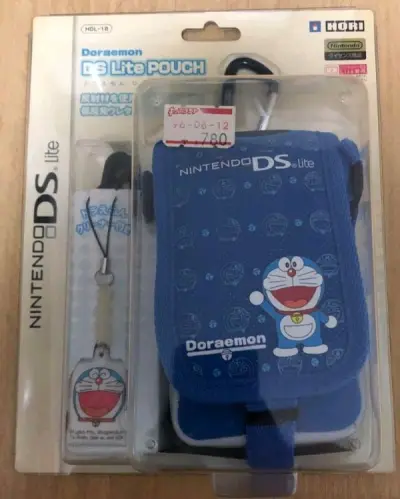 ndsl和new3ds的收纳包是官方正品，很漂亮，软软的，也可以很好的保护机子，其中的ndsl收纳包可以放很多东西，除了可以放一台机子以外，还能放几张卡带，和一些小的配件，总体来说，这几个包包都挺不错的