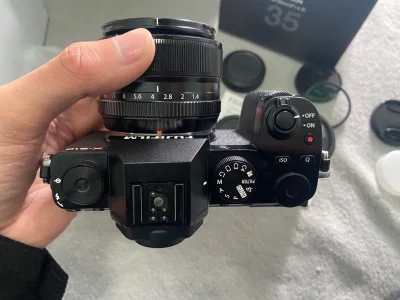 一款网红富士相机，国内溢价很严重，原价基本买不到，在这里蹲到一台，很新的相机镜头，功能都正常，物流快，推荐