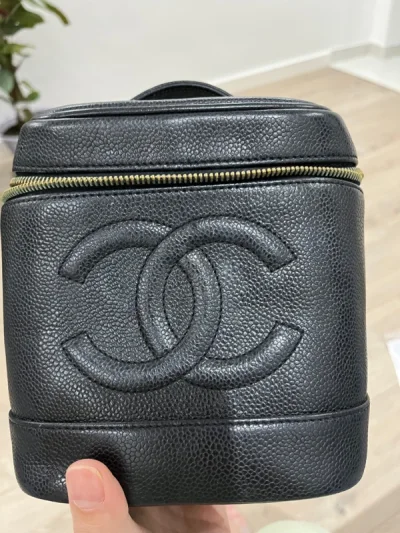 挖煤姬再一次下单买了个小香化妆桶，虽然成色不是很好但是价格香呀不到2k的小香，经过自己清洗养护后，也是嘎嘎板正了。深陷其中。日网发货还是比较快的包装也很严实，海关速度还好吧！很愉快的体验。