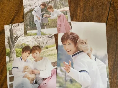 因为想要快点收到+商品不是很重所以选择ems
合单稍微花了点时间，但一旦发货很快就到达了
坐标成都从发货到收到耗时7天
快递体验：ems正常速度 包装很完善仔细 收到没有折痕 适合小物件运输