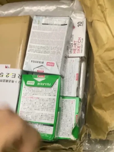 合并了三个单都是拍立得相纸，雅虎一口价买的花边相纸，有爱心相纸对比国内一盒65-75r的价格，雅虎就算上回来的邮费和关税都是挺便宜的。还买了一盒胶卷相纸，价格也不错。不过快递的盒子寄回来潮了湿掉了，好在里面的相纸没有漏墨的现象。最后附上成片图