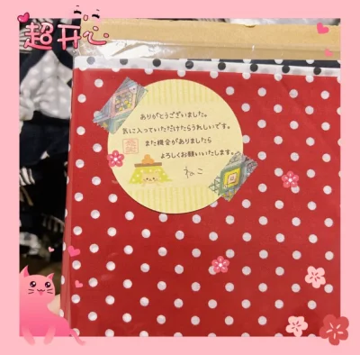 这次还是有衣服也有小东西，船运到的时间还是比较长的！等了好久哦！不过顺利收到还是很开心的。过了春节了，可以继续买买买，陆续寄出啦。