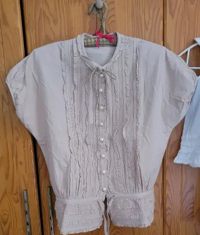 pinkhouse家真的是一如既往地精致，这么精致加上邮费才100出头一件真的太值了，国内这个价格根本买不到这么精致的中古款，蝴蝶结也是特别饱满
jm这件红上衣上身太有doll感了，本来不太喜欢红色但这件真的爱了，小天使竟然是刺绣也是一个意外之喜，太可爱了
虽然是中...