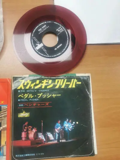 购买到收到用了七天时间，速度已经超出了预期的快，唱片保存得不错，挺新的，包装也很到位，有硬纸皮夹着，还有提醒折曲厳禁的字样。卖家还留了小字条和赠品，很贴心！