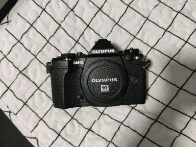 奥林巴斯em5二代是非常经典的一款相机，颜值拉满，做工非常好，金属机身让人爱不释手，非常高兴能够收到这台机器