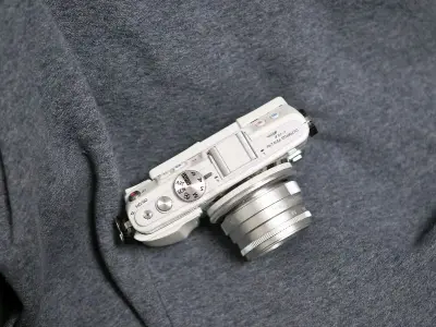 奥林巴斯是epl第五款相机，跟前作epl5差别不大，不过有纯白的配色，非常的好看，如同玉石一样洁白无瑕的机身，感谢平台