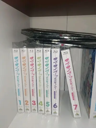 走的海运，其实这个应该才是第一单hhh，海运时间太久导致现在才到，当时看竹蜻蜓申请没过就直接选海运了，现在感觉有点亏。商品各个都是美品非常满意，尤其是图四的solo2全卷特典真是太美了啊啊啊，还有千歌的一个梦情立牌，水团动画第二季bd还带全卷购入的立牌特典，真的爱了...