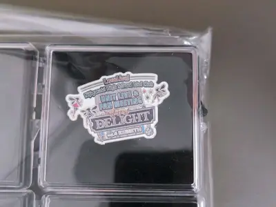 竹蜻蜓物流的速度还是没话说，包装也很严实不怕运输损坏～心心念念蹲了好久的r3birth纪念徽章马上就到手了，rina的周边水杯也好可爱～