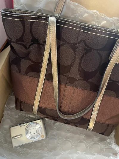 这次买的是包包和ccd 选的是ep 挺快的
送到包装也好 泡沫纸包裹着
包包好看的咧 ccd成色很新
还会继续使用挖煤姬的～