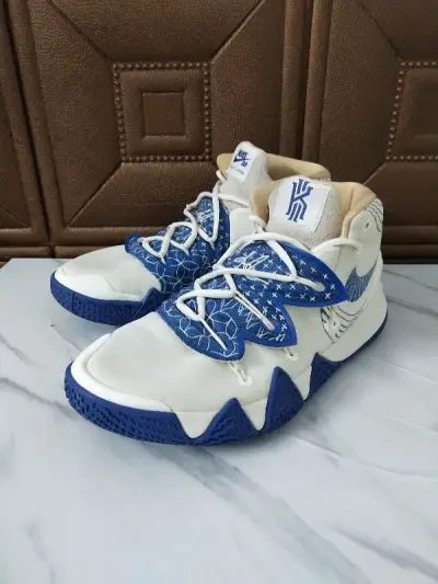 正品Nike Kyrie hybrid S2白蓝44.5 超级帅的配色 和商品描述一样 鞋帮小磨损 鞋底无磨损 非常新 中底轻微褶皱 非常棒的成色 试穿和实战都很满意