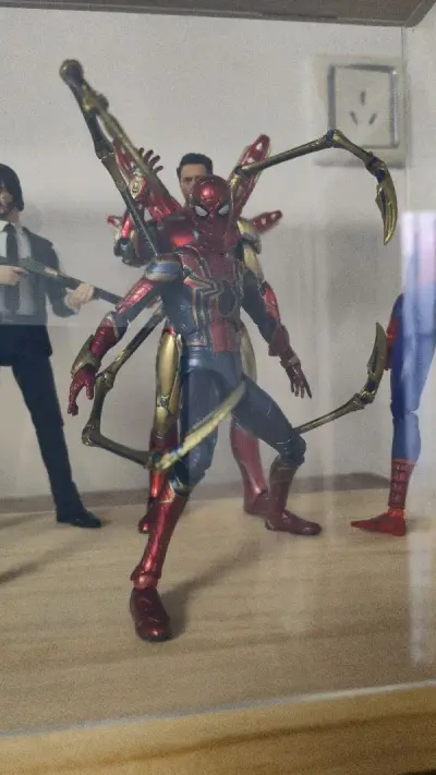 mafex的钢铁蜘蛛侠，日拍所得，前两天到的货，东西很好，造型非常还原，这次挖煤姬得包装很不错，箱子不大不小，刚刚好，里面的盒子也保护的很好。非常不错的一次购物体验。