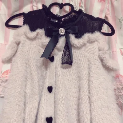  挖煤姬三十票分享，这次是选用ems邮件，速度依然是一如既往，美中不足是外箱有磕碰，可能是运输过程中产生的。这次收到的衣服依旧很美丽，也没有任何瑕疵，非常满意这次交易