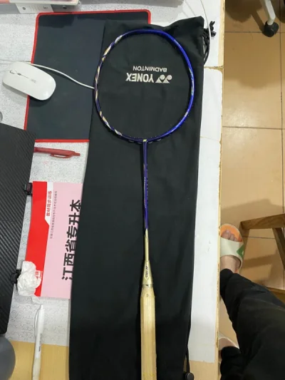 好媳妇送的提前一个世纪到的生日梦想拍：程久久
的寓意，桃田的信仰，对我超级有意义的一把拍子
用过室友3u的，打感超级好无愧于〝最强单打拍〞
的称号，真。想怎么打就怎么打，进攻比起z2是不
一样的，更暴力更爆炸，握在手里感觉能力爆棚，
但是3u确实负担大不能长时间续航...