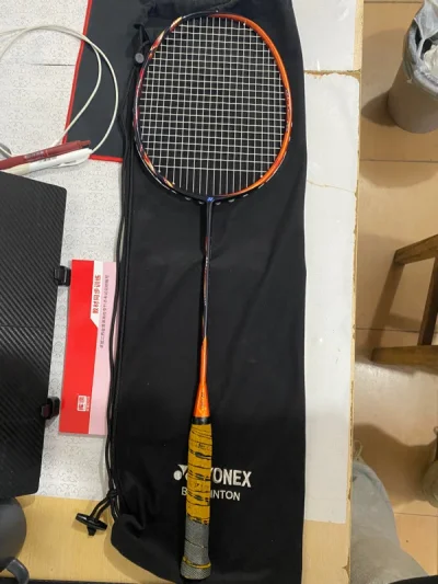 我的第-
- 把进攻型球拍。
原来打的都是糖水拍（双刃1088s），因为头重
感的原因打后场时总是很虚。来到中羽看到99评
分很高果断入手。
上的27 bg80。买来后确实很惊艳，3u的99击球
指向性非常好，进攻还有网前的手感完胜一种平衡
拍。
因为属于比较〝正常...