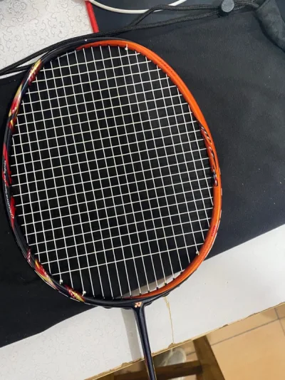 感觉比二姐夫和100zz好上手很多，可能是我为
了配橙色的线用的80p，感觉有点软了，感觉磅数
不太够(26）。后面查了一下说80p就是有这个
软和掉榜的问题，下次换成80试试吧。
颜值方面漆水很亮，个人感觉好行。3u感觉不到
很重，可能是因为没有去底(黄林丹3u挥...