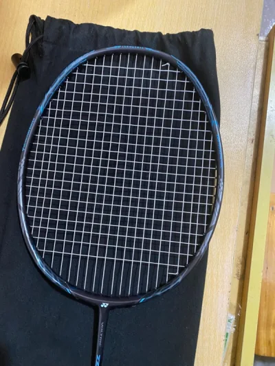 这把拍大家普遍认为是普通人无法驾驭的 其实我
一开始拿到这只拍的时候也想着我肯定打不动但
事实是这是我打过最顺手的3u拍子 本人17岁没特
别练过力量 业余单打爱好者 用这个拍和教练打了
两小时单打后得出以下结论 高远球特别省力 千万
别出全力会打出界 杀球嘎嘎爽 ...