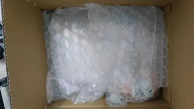 这次依然是买的一堆宝可梦的玩偶，在煤炉，pokemon center和骏河屋上都有下单。因为玩偶重量比较大所以这次依然是选择的海运，刚好一个月到海关，然后到手又花了3天。总得说来这个速度是很能接受的了。包装也是十分放心，里面泡沫纸填满了，拆快递真的是一件非常爽的事情...