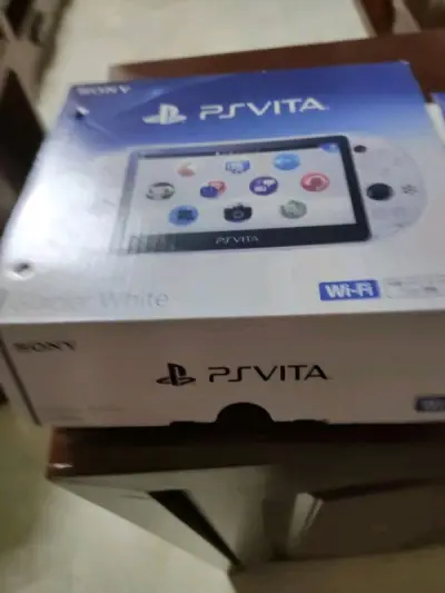 psvita-2000冰雪白，真的很漂亮的颜色，雅虎日拍上淘的，机子成色很不错，卖家描述真实，非常满意！