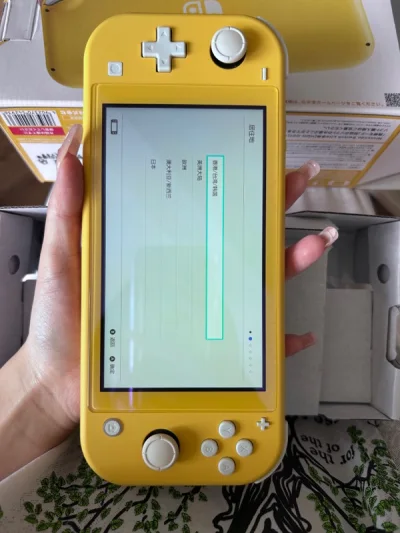 一如既往包的很严实，但外壳纸箱好像没有以前那么硬了
已经有lite了，但看到小黄还是22年的还是决定立马拿下 
小黄lite就是最美滴！
买了80张相纸，卖家已经拆开锡纸袋了，不确定是不是真的日期新相纸，五一试试吧
这单比我之前那单ems还早一周，在海关拖拖拖，硬是...