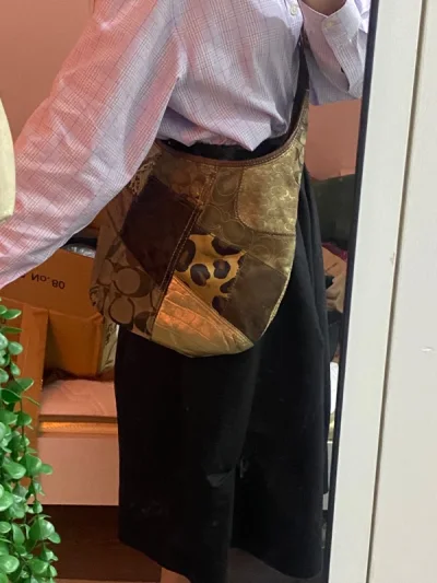 之前一直在挖煤姬买相机，无意中又种草了中古包，不要太平价。实物远远比照片上好看的多，还能装！价格还很便宜，一只120，一只260，算上运费比国内便宜多了！